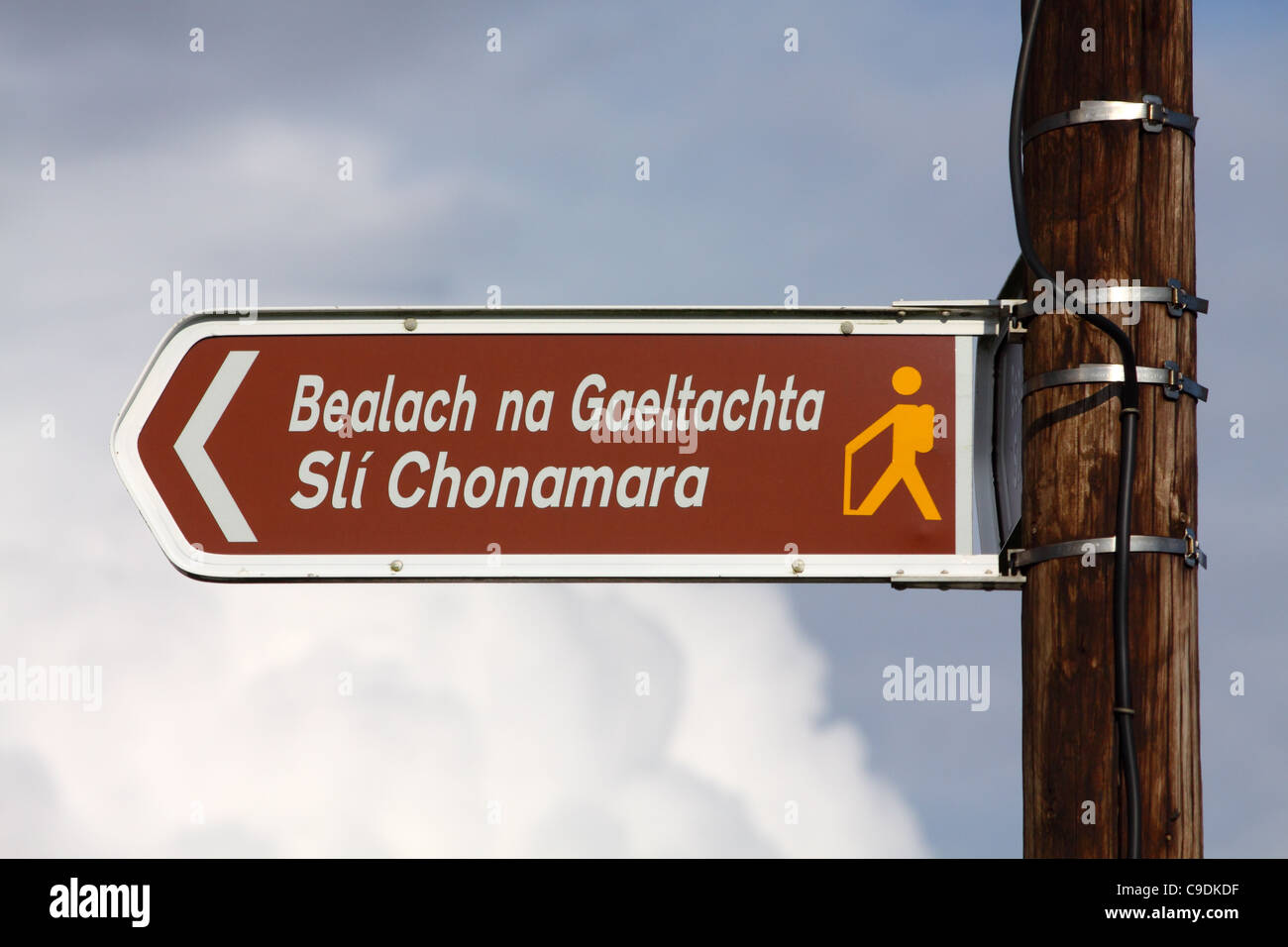 Irische Sprache Zeichen für Connemara Way Wanderweg im Westen Irlands Stockfoto