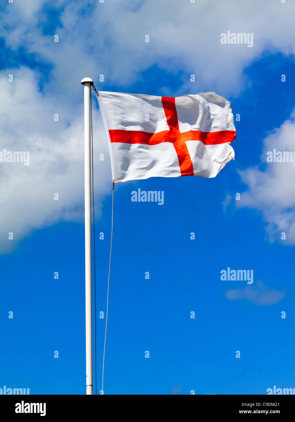 Englische Flagge, bekannt als St.-Georgs-Kreuz mit blauem Himmel hinter fliegen auch Wappen Most Noble Order of the Garter stellt Stockfoto