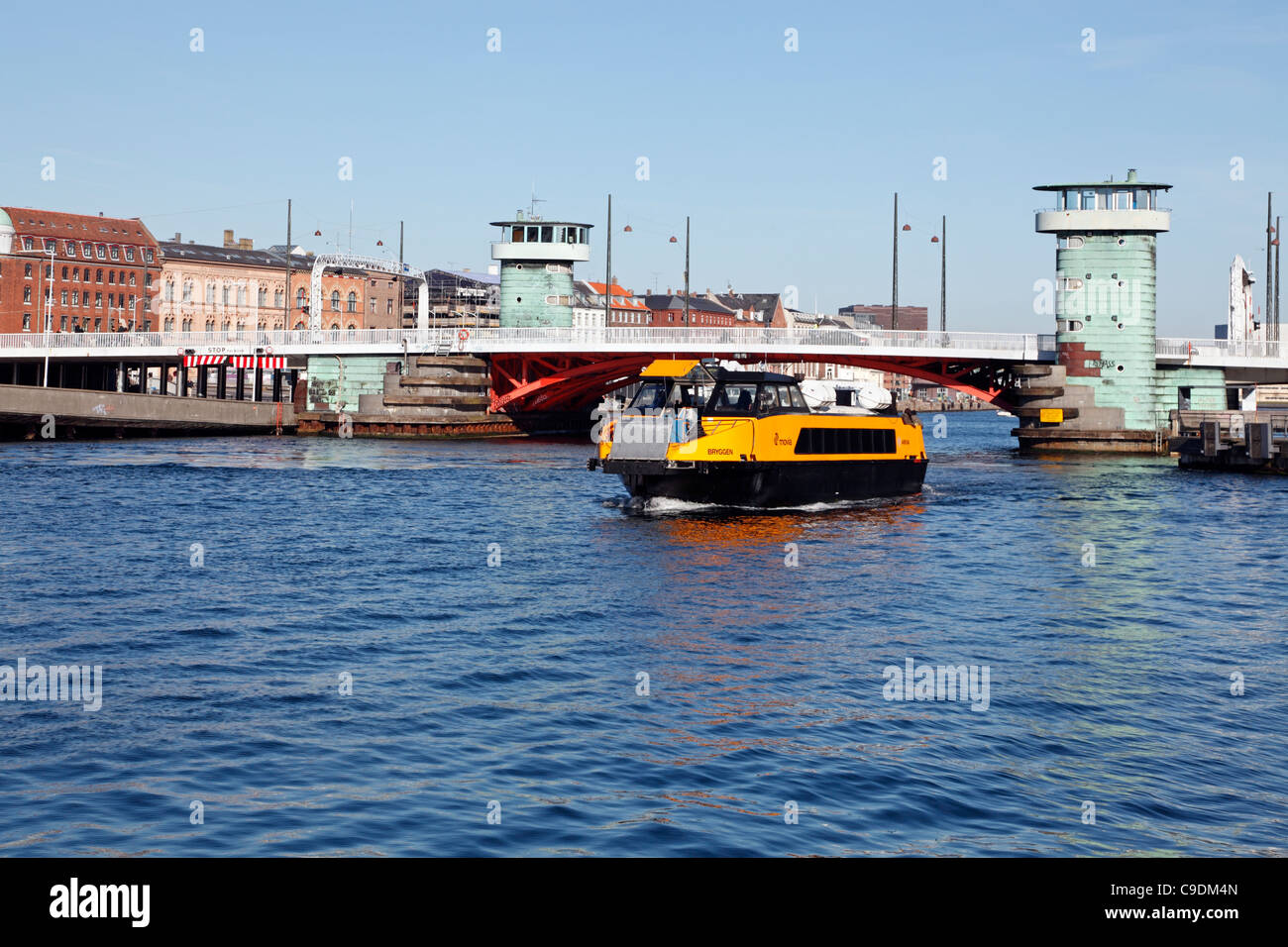 Hafen Bus an Knippels Brücke im inneren Hafen von Kopenhagen. Eine der Brücken verbinden die Insel Amager zum Rest von Kopenhagen. Stockfoto