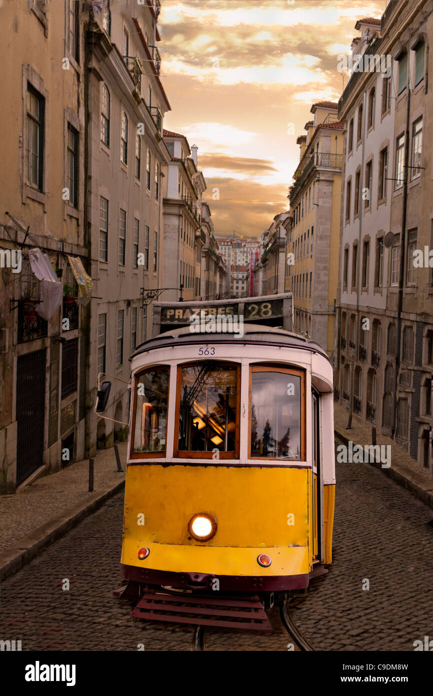 historischen klassischen gelben Straßenbahn von Lissabon, die teilweise aus Holz zu navigieren, gebaut engen, verwinkelten Gassen, Portugal Stockfoto