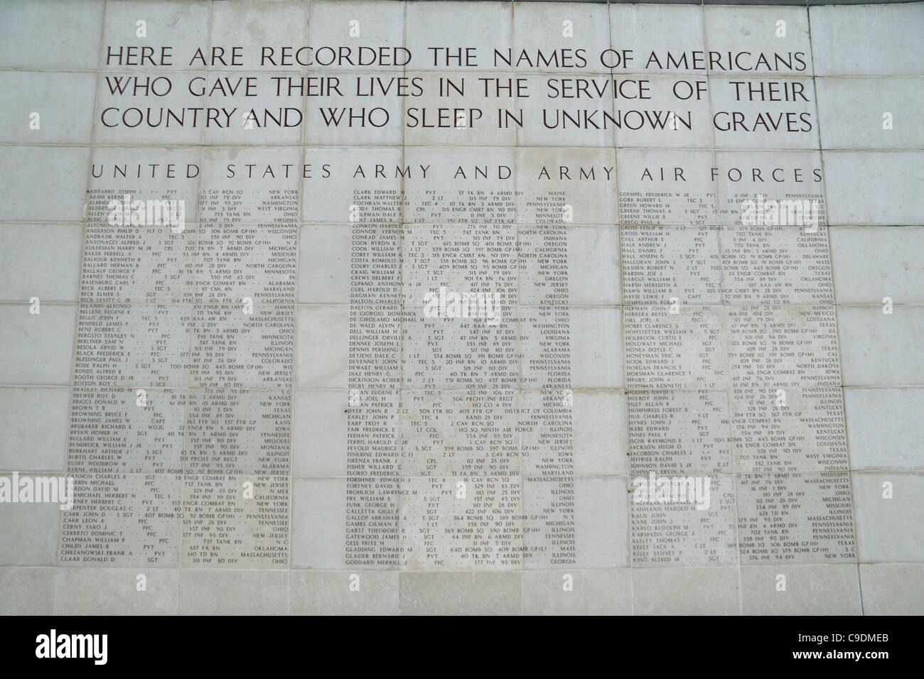 Blick auf einige der Namen von amerikanischen Soldaten mit unbekannten Gräber in Luxembourg American Cemetery, Luxemburg. Stockfoto