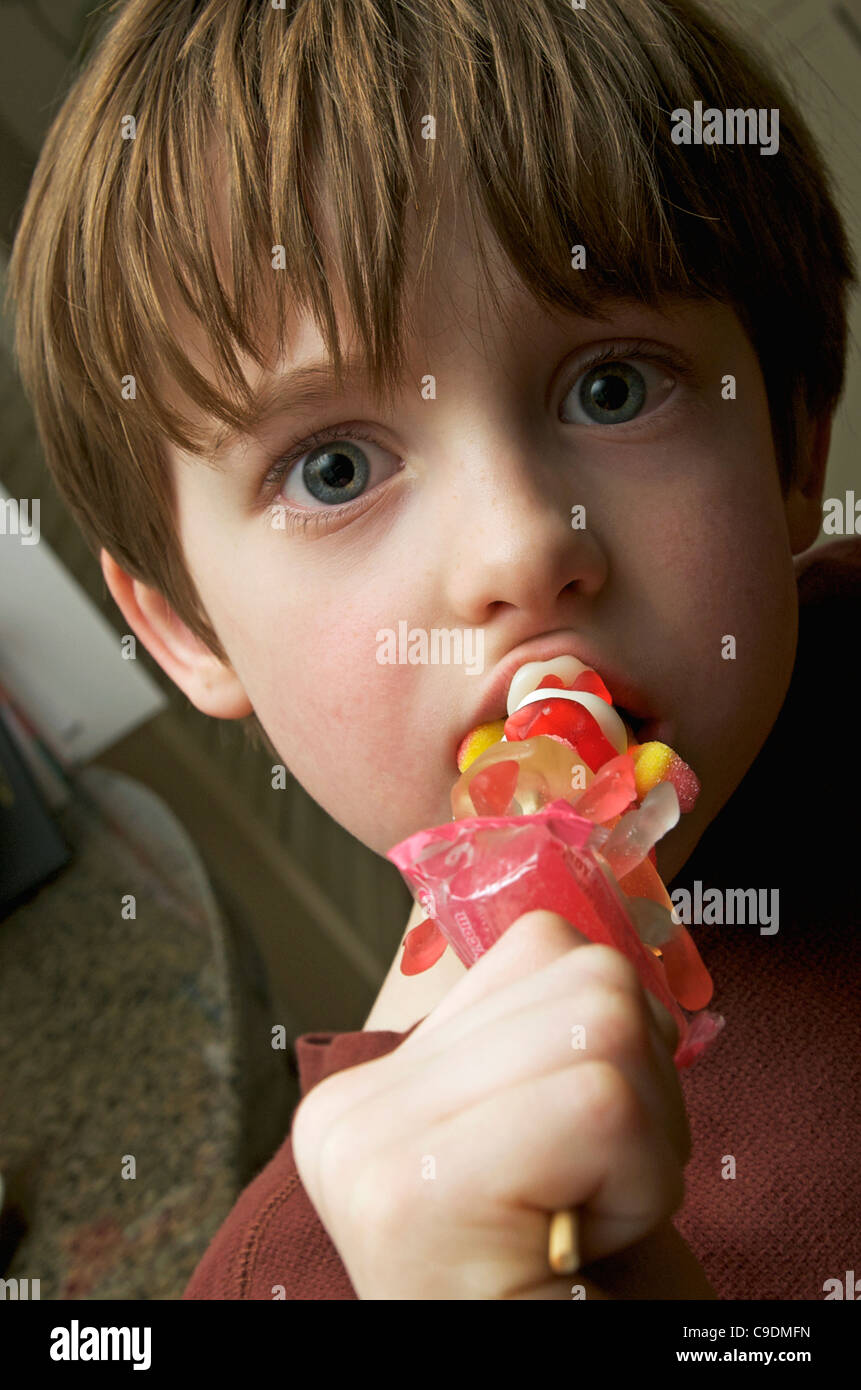 Junge Süßigkeiten essen Stockfoto