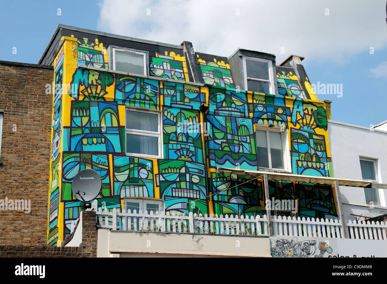 Kunstvoll bemalte Eigenschaft auf Kentish Town Road gegenüber Gaisford Street, London, UK Stockfoto