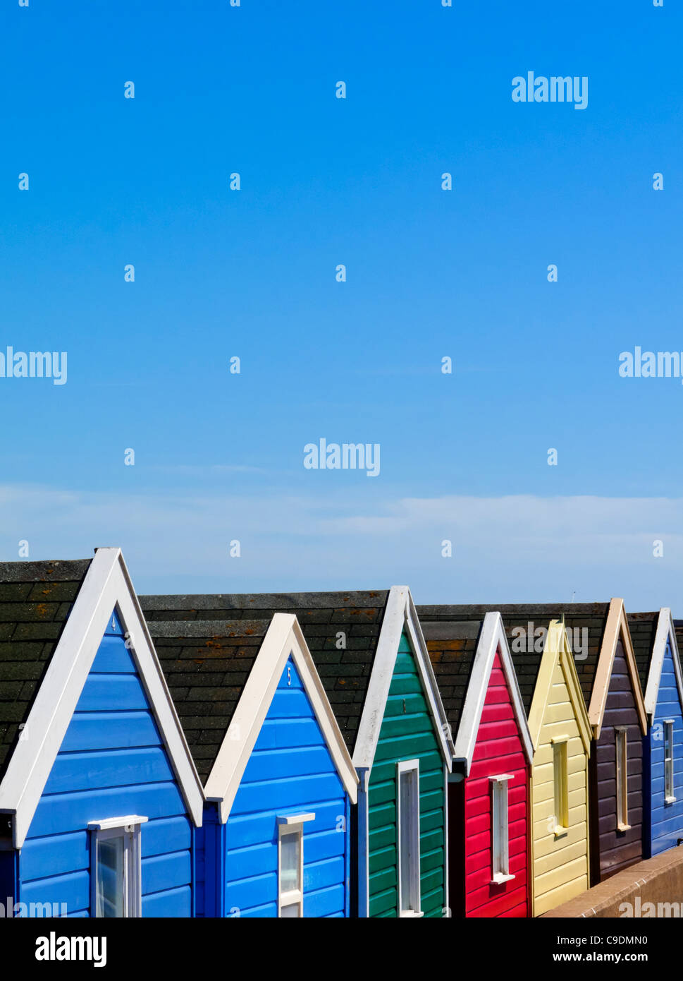 Traditionellen bunten hölzernen Strandhütten auf der Promenade am Southwold in Suffolk England UK Stockfoto