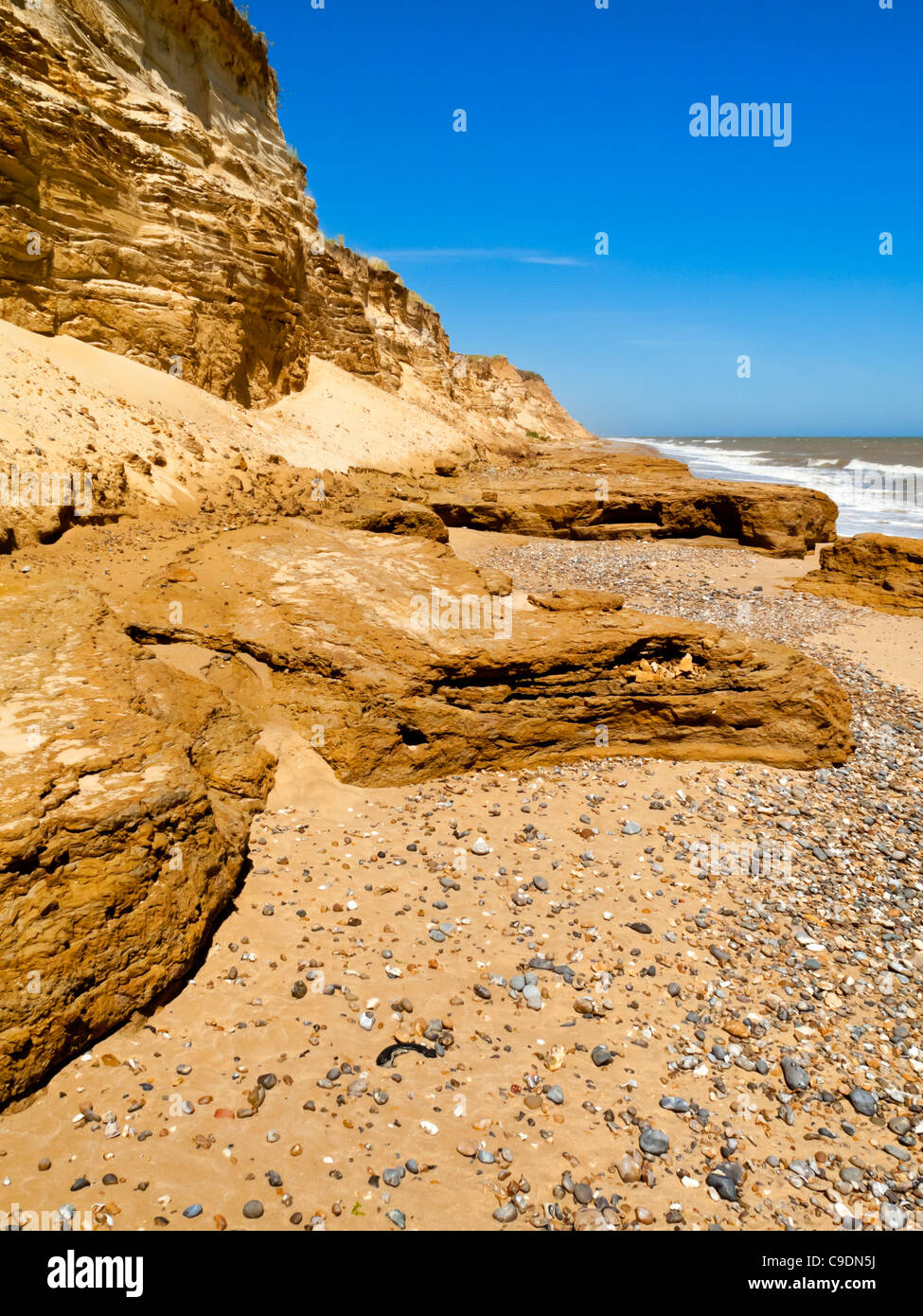 Die Küste von Suffolk nördlich von Southwold England UK wo schnelle Küstenerosion Sandsteinfelsen zerstört Stockfoto