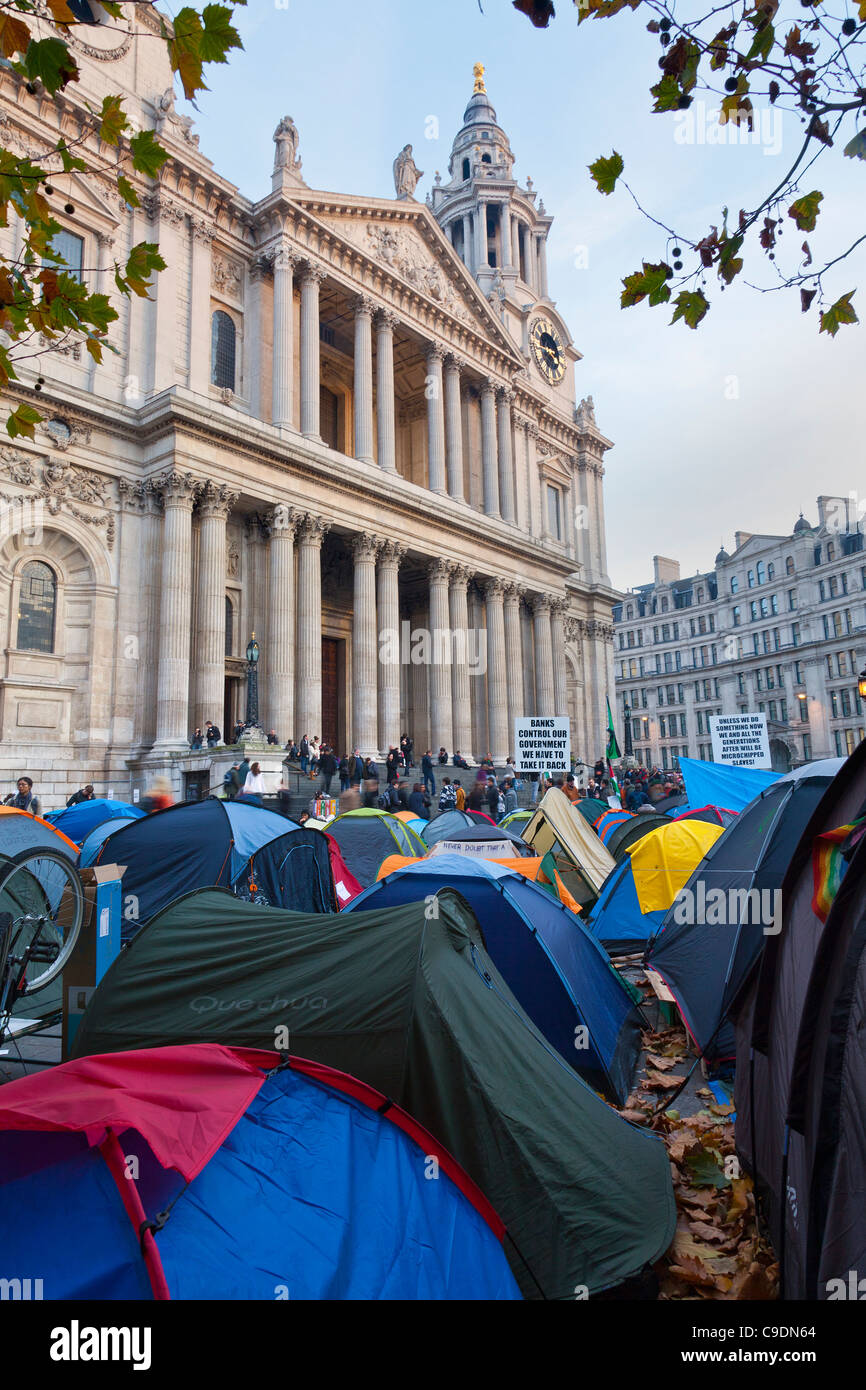 Das Lager der Anti-kapitalistischen Demo bei St. Pauls besetzen London protest Stockfoto