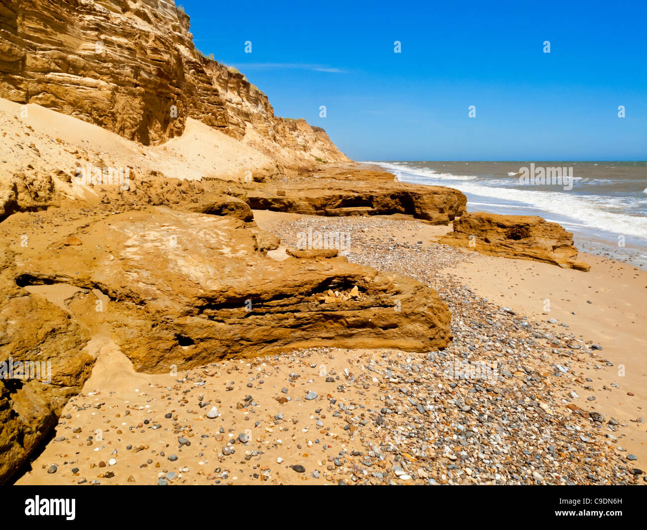 Die Küste von Suffolk nördlich von Southwold England UK wo schnelle Küstenerosion Sandsteinfelsen zerstört Stockfoto