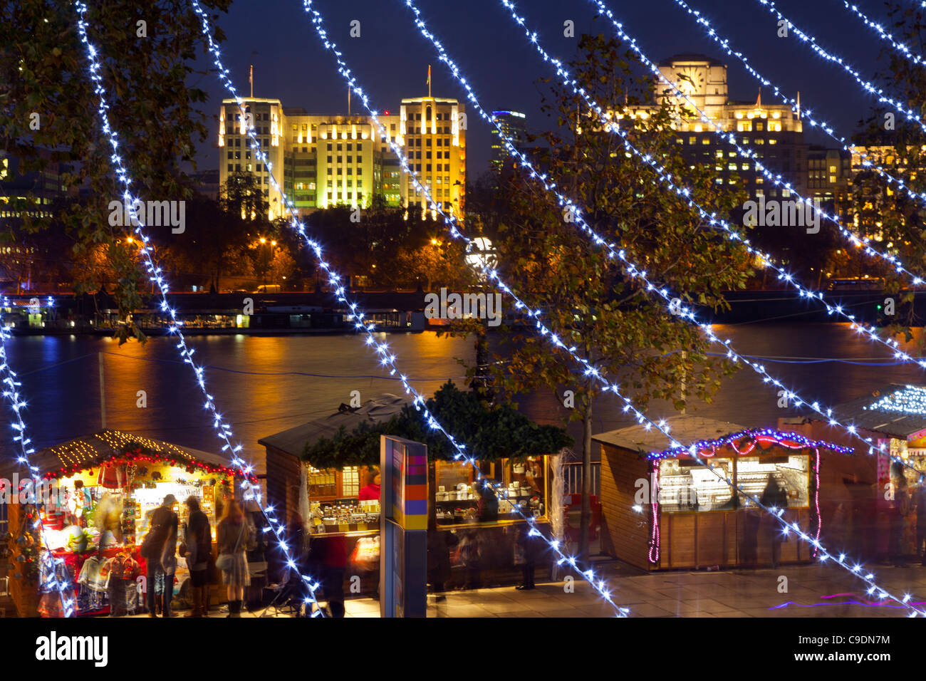 Deutsche Weihnachten Marktständen auf der South Bank, London bei Nacht, Blick durch Linien der Weihnachtslichter über, neue Adelphi Stockfoto