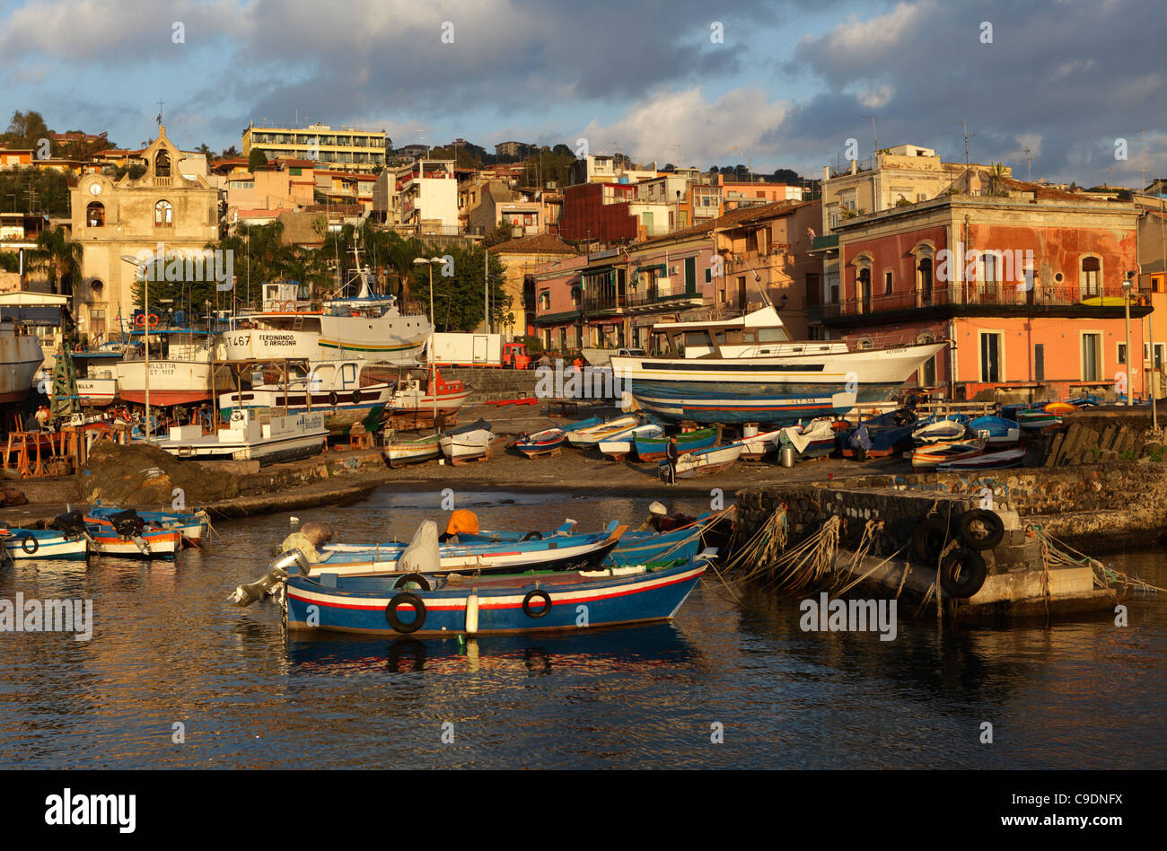 Boote in den kleinen Hafen Acitrezza, Aci Trezza, Sizilien, Italien Stockfoto