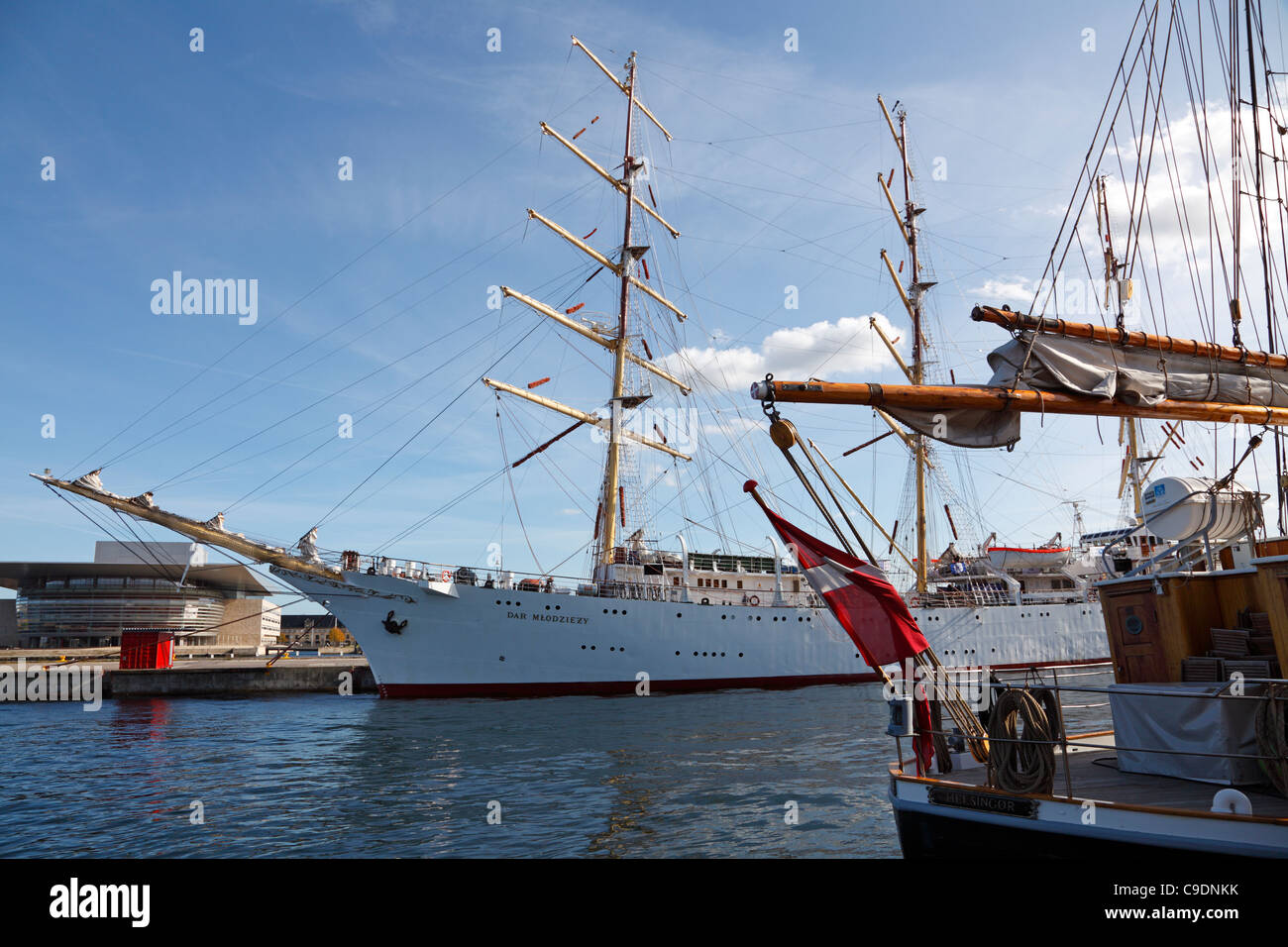 Der große polnische Großsegler, die Dar Mlodziezy in der Nähe von The Opera House bei einem Besuch in Kopenhagen, Dannebrog auf dänische Segelschiff vor Anker Stockfoto