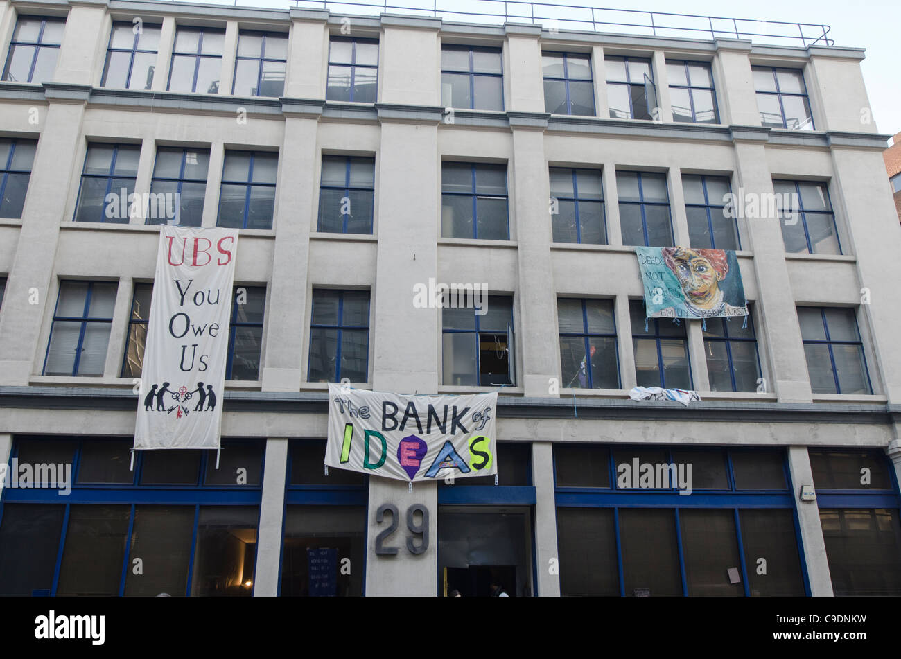 Wirtschaftliche Gerechtigkeit Aktivisten besetzt einer verlassenen Bürohaus im Besitz der Bank UBS öffnete sie für die Öffentlichkeit - "Bank der Ideen" Stockfoto