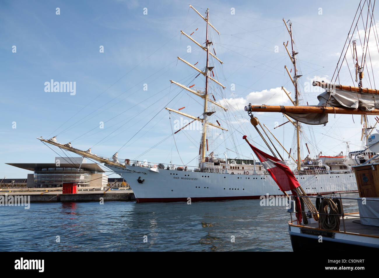 Der große polnische Großsegler, die Dar Mlodziezy in der Nähe von The Opera House bei einem Besuch in Kopenhagen, Dannebrog auf dänische Segelschiff vor Anker Stockfoto