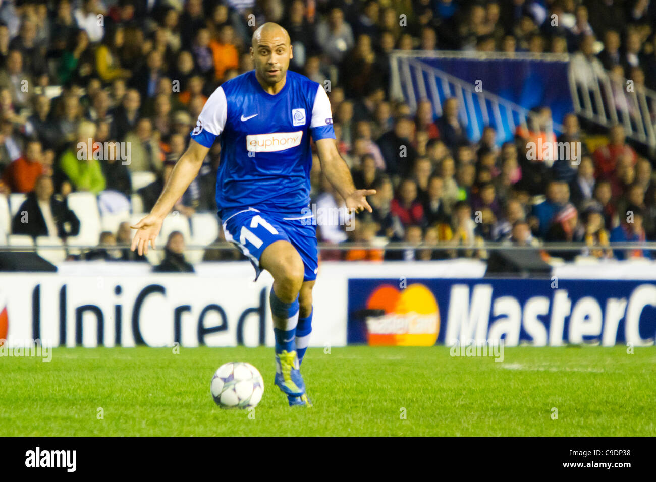 23.11.2011. Valencia, Spanien-Fußballspiel zwischen Valencia Club de Futbol und KRC Genk, 5. Spieltag, Gruppe E, Champions League---Anthony Van Den Borre vom KRC Genk Fragen, was mit dem Ball zu tun erzählen seine Team-Mitglieder im Feld verschieben Stockfoto