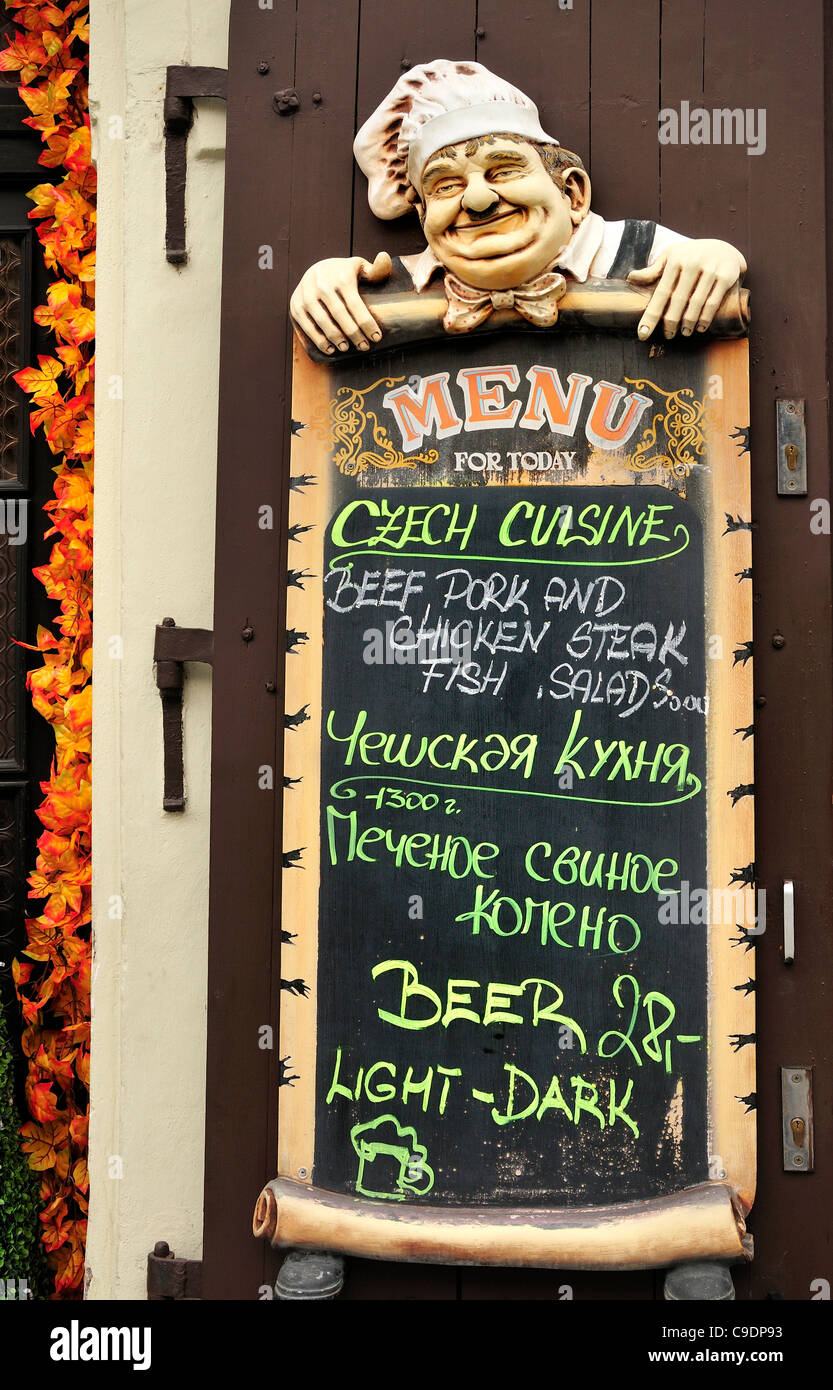 Prag, Tschechische Republik. Ovocny Trh ("Fruit Market") Menü an Tür des Restaurants, in Russisch und Englisch Stockfoto