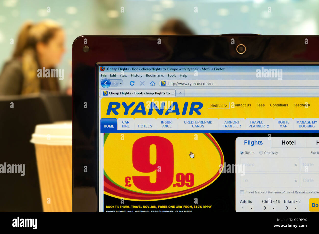 Die Ryanair-Website erschossen in einem Coffee-Shop-Umfeld (nur zur redaktionellen Verwendung: print, TV, e-Book und redaktionelle Webseite). Stockfoto