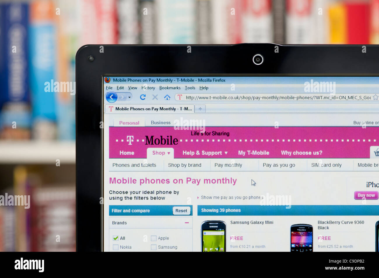 Die Webseite von T-Mobile erschossen vor einem Bücherregal-Hintergrund (nur zur redaktionellen Verwendung: print, TV, e-Book und redaktionelle Webseite). Stockfoto