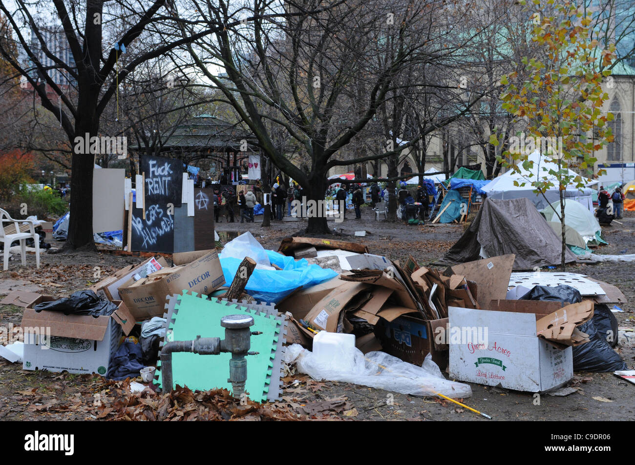 23. November 2011, kamen Toronto Polizei und Stadtarbeiter in großer Zahl heute früh beginnen mit dem Abriss der besetzen Toronto-Zelt-Camp in St. James Park, eine schwierige Aufgabe, da die Menge an Müll, wie hier zu sehen. Stockfoto