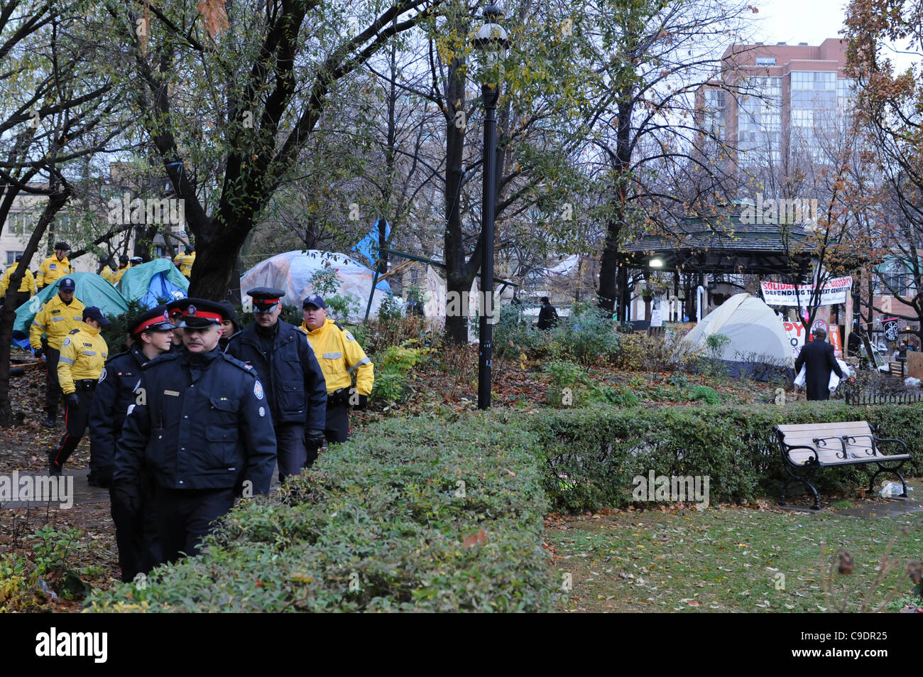 23. November 2011, bereitgestellt Toronto Polizei in großer Zahl am frühen Morgen zunächst vertreiben besetzen Toronto-Zelt-Camp vom St. James Park.  Polizei und Stadt Arbeitnehmer Kamm hier die Website. Stockfoto