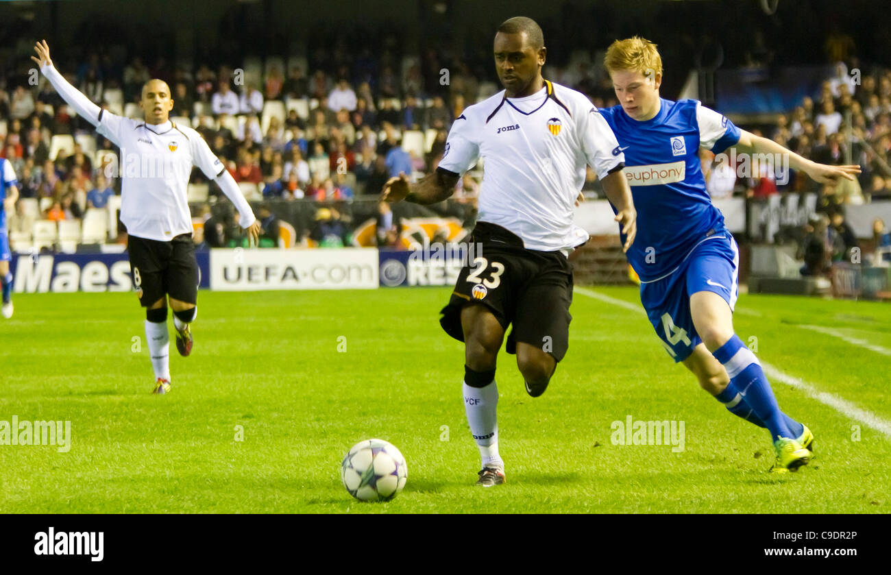 23.11.2011. Valencia, Spanien Fußball-match zwischen Valencia Club de Futbol und KRC Genk, 5. Spieltag, Gruppe E, Champions League---Miguel Brito aus VAlencia CF Duell den Ball mit Kevin de Bruyne vom KRC Genk Stockfoto