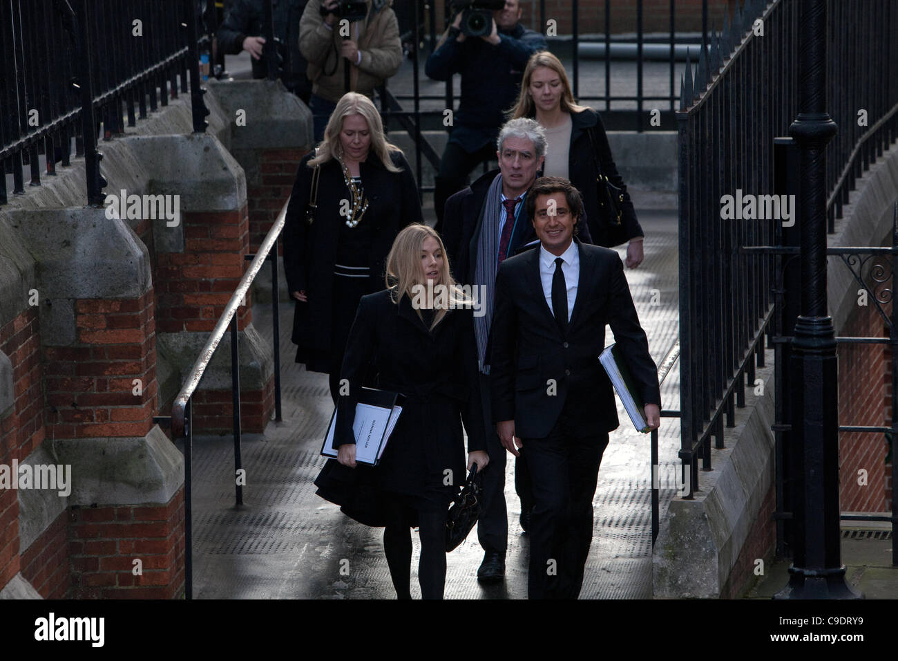 London, UK, 24.11.2011. NOTW Telefon hacking Opfer, Schauspielerin Sienna Miller ex-Freundin von Schauspieler Jude Law, Ankunft am Royal Courts of Justice, Beweise auf der Leveson-Untersuchung von Presse-Ethik und Praxis geben Stockfoto