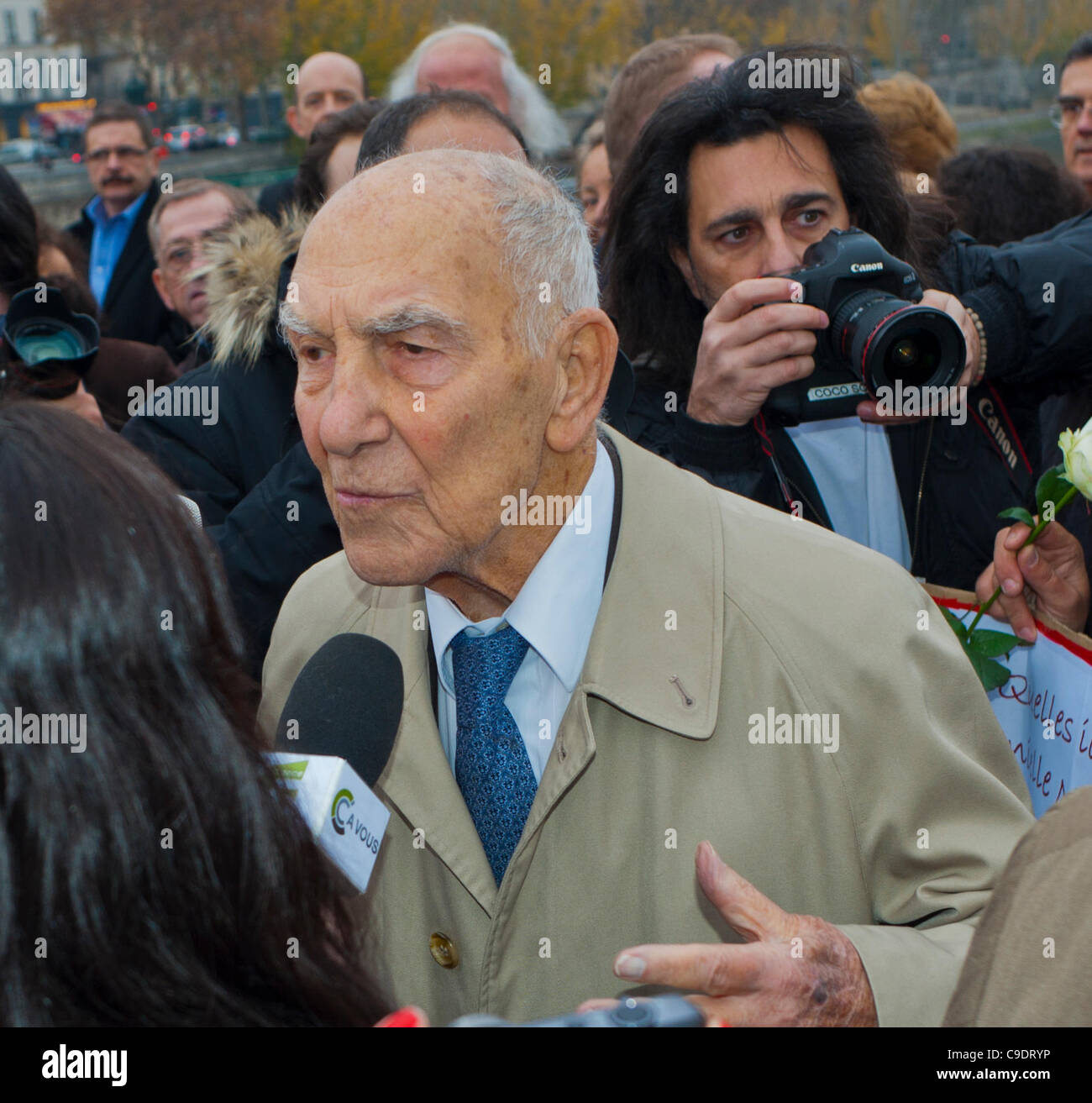 Paris, Frankreich, "Stephene Hessel", französische Schriftstellerin, wird für französische Medien interviewt, in der Menge, ältere Menschen, französischer Widerstand, berühmte franzosen Stockfoto