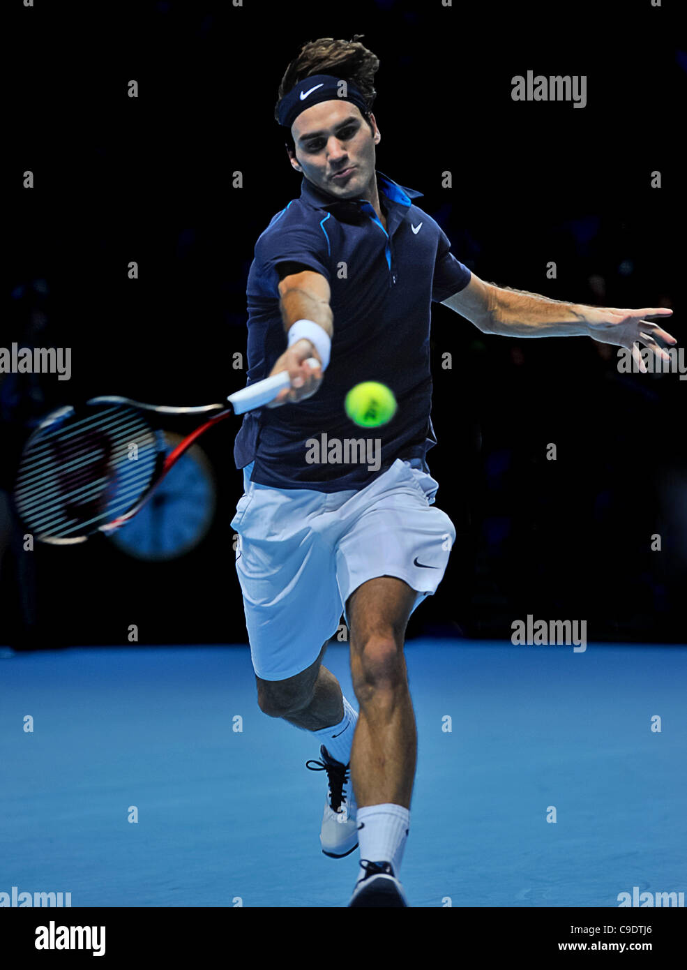 24.11.2011 London, England Roger Federer der Schweiz während seine Singles match Round-Robin gegen Mardy Fish der Vereinigten Staaten von Amerika am Tennis Barclays ATP World Tour Finals 2011 in der 02 Arena in London. Stockfoto