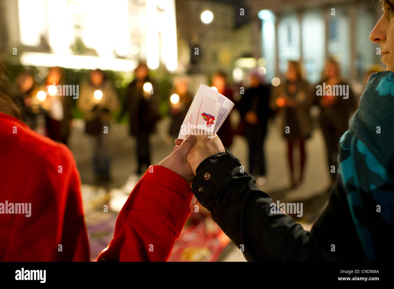25 Nov Trafalgar Square in London. Millionen Frauen steigen Kampagne organisieren eine Kerze Licht Mahnwache im Rahmen der UN internationalen Tag für die Beseitigung der Gewalt gegen Frauen. Globale Gewalt gegen Frauen nimmt zu und die Aufmerksamkeit der Menschen und Regierungen gebracht werden muss. Stockfoto