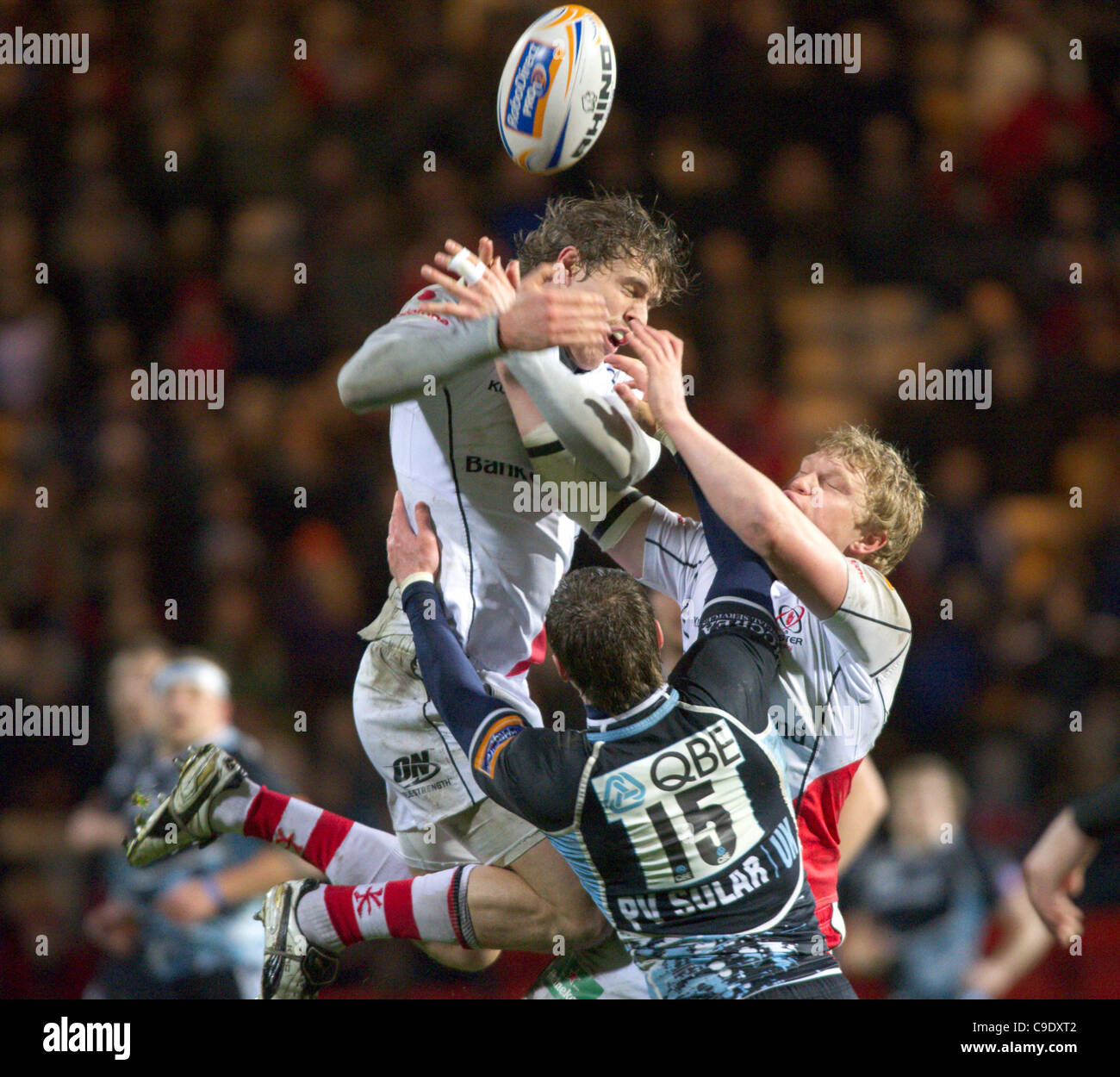 25.11.2011 RaboDirect PRO12 Rugby Union vom Firhill Stadium, Glasgow, Schottland. Glasgow Warriors V Ulster. Adam D'Arcy versucht, den Ball in der Luft Stockfoto