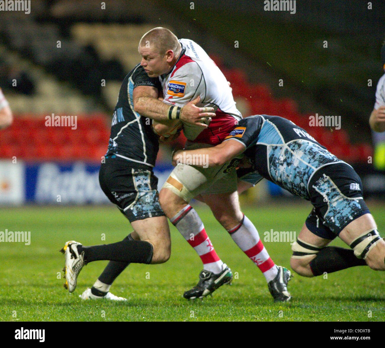 25.11.2011 RaboDirect PRO12 Rugby Union vom Firhill Stadium, Glasgow, Schottland. Glasgow Warriors V Ulster. Tom Gericht nimmt den Ball in der Bewältigung Stockfoto