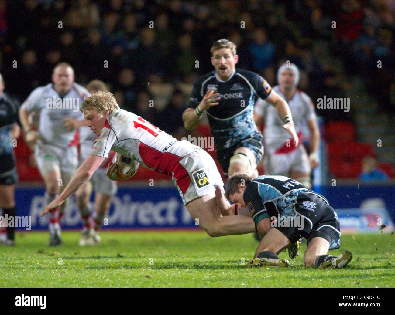 25.11.2011 RaboDirect PRO12 Rugby Union vom Firhill Stadium, Glasgow, Schottland. Glasgow Warriors V Ulster. Darren Ave ist von Henry Pyrgos in Angriff genommen. Stockfoto