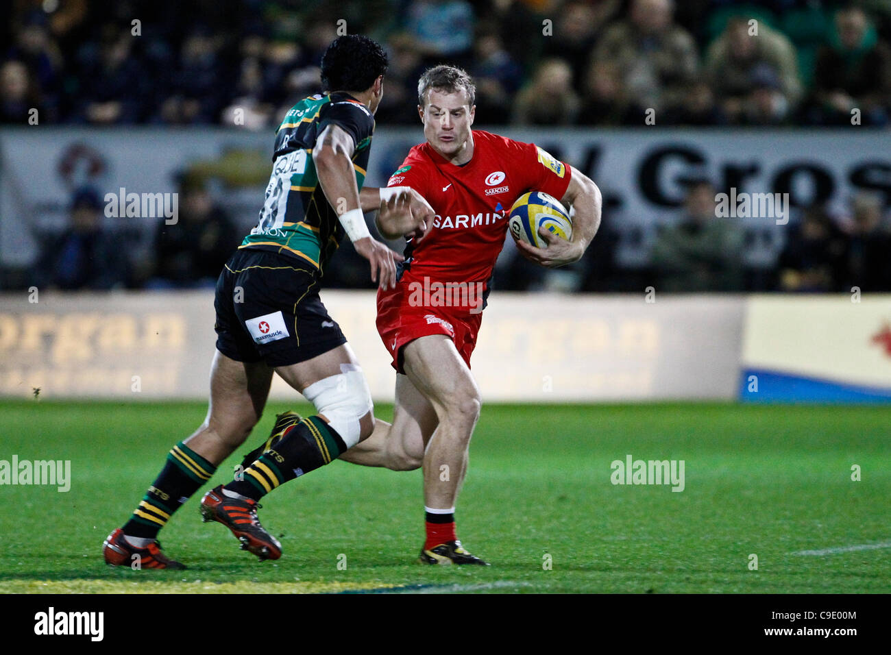 26.11.2011. Northampton, England. Aviva Premiership Rugby. Northampton Saints gegen Sarazenen.   Northampton George Pisi nähert sich James Short Of Sarazenen. Stockfoto