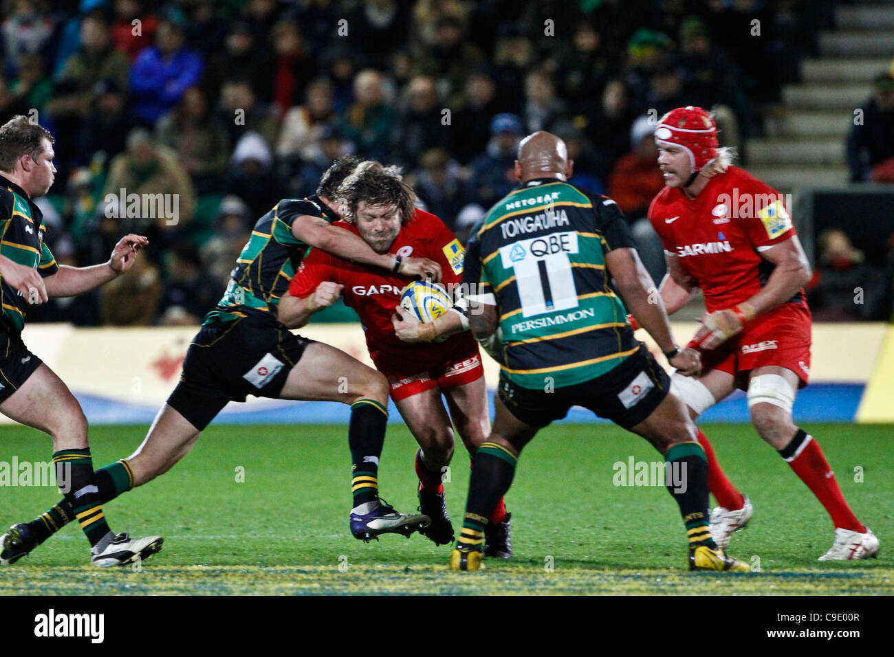 26.11.2011. Northampton, England. Aviva Premiership Rugby. Northampton Saints gegen Sarazenen.  Carlos Nieto der Sarazenen von Tom Wood von Northampton Saints in Angriff genommen wird. Stockfoto