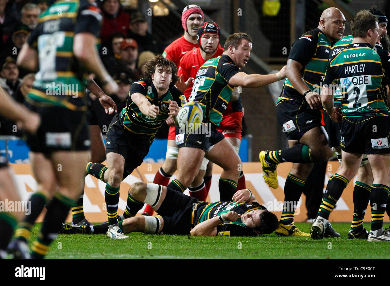 26.11.2011. Northampton, England. Aviva Premiership Rugby. Northampton Saints gegen Sarazenen.   Lee Doickson dreht einen Pass. Stockfoto