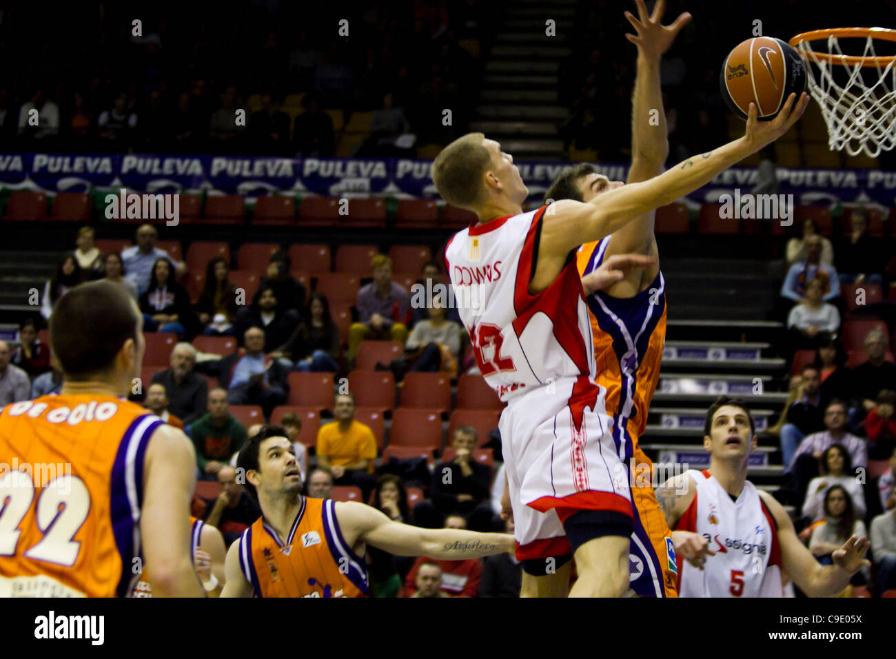 26.11.2011. Valencia, Spanien Basketball-match zwischen Valencia Basket Club und Assignia Manresa, Spieltag 9, Liga Endesa - Spanien---Micah Downs aus Assignia Manresa betritt der gegnerischen zone Stockfoto