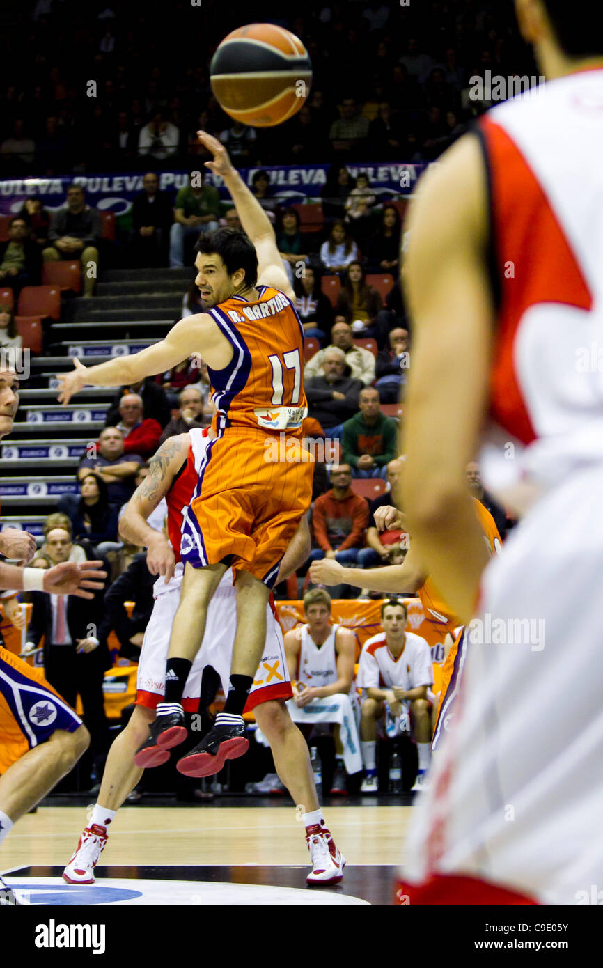 26.11.2011. Valencia, Spanien Basketball-match zwischen Valencia Basket Club und Assignia Manresa, Spieltag 9, Liga Endesa - Spanien---Rafa Martinez aus Valencia Basket Club versucht einen Pass von der gegnerischen Mannschaft zu erreichen Stockfoto