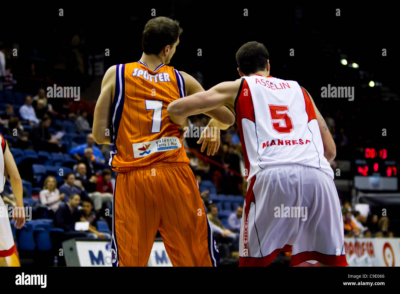 26.11.2011. Valencia, Spanien Basketball-Match zwischen Valencia Basket Club und Assignia Manresa, Spieltag 9 Liga Endesa - Spanien---Thiago Splitter aus Valencia Basket Club immer einen Bogen, wie er für eine Position in der Zone Josh Asselin von Assignia Manresa Duelle Stockfoto