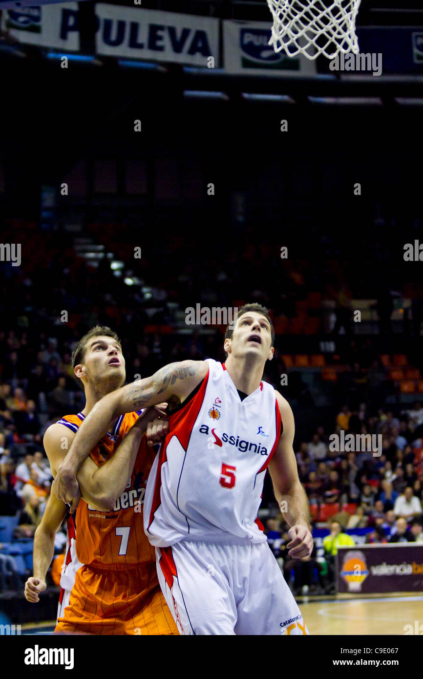 26.11.2011. Valencia, Spanien Basketball-match zwischen Valencia Basket Club und Assignia Manresa, Spieltag 9, Liga Endesa - Spanien---Thiago Splitter aus Valencia Basket Club und Josh Asselin von Assignia Manresa Duell für eine bessere Position in der zone Stockfoto