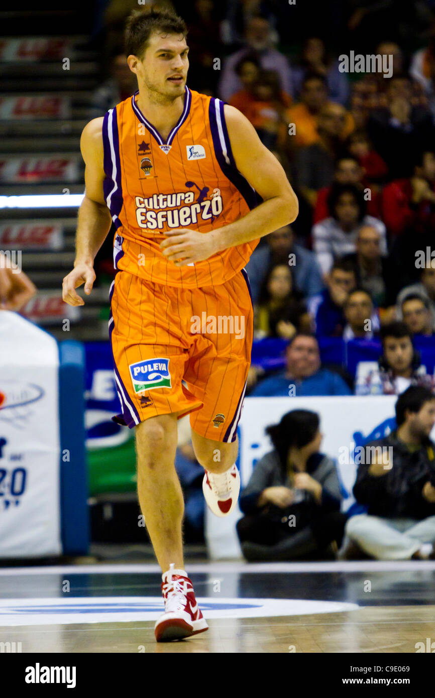 26.11.2011. Valencia, Spanien Basketball-Match zwischen Valencia Basket Club und Assignia Manresa, Spieltag 9 Liga Endesa - Spanien---Thiago Splitter wie er das Gericht spielt für Valencia Basket Club läuft Stockfoto