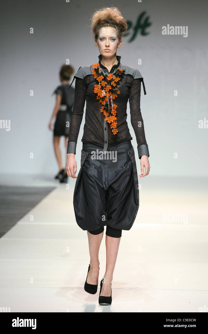 ZAGREB, Kroatien, 26.11.2011 Artiđana 2012 Frühjahr/Sommer Kollektion Modenschau an der Dreft Mode Woche Zagreb. Stockfoto