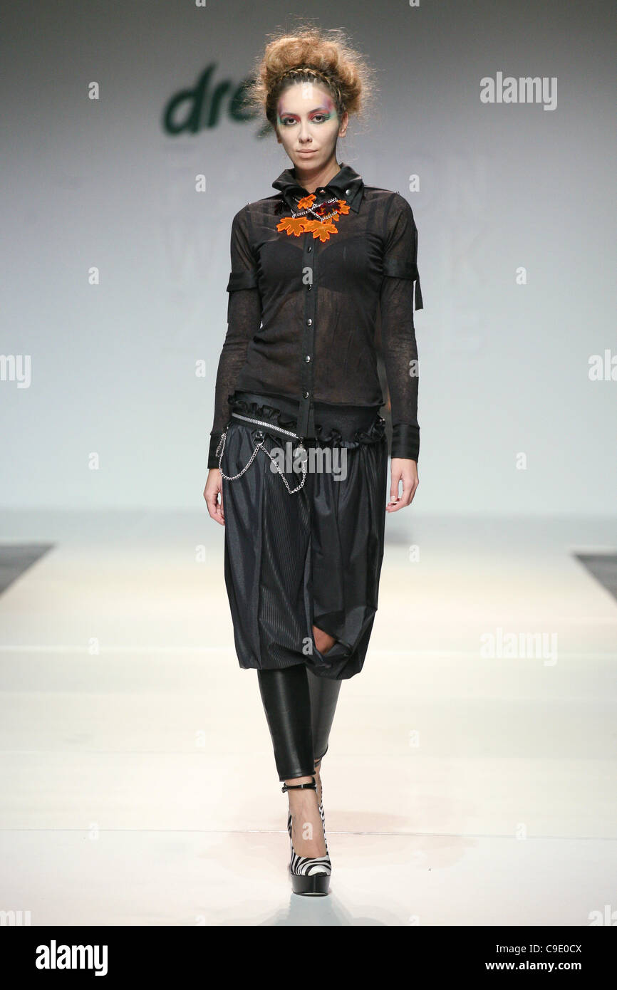 ZAGREB, Kroatien, 26.11.2011 Artiđana 2012 Frühjahr/Sommer Kollektion Modenschau an der Dreft Mode Woche Zagreb. Stockfoto