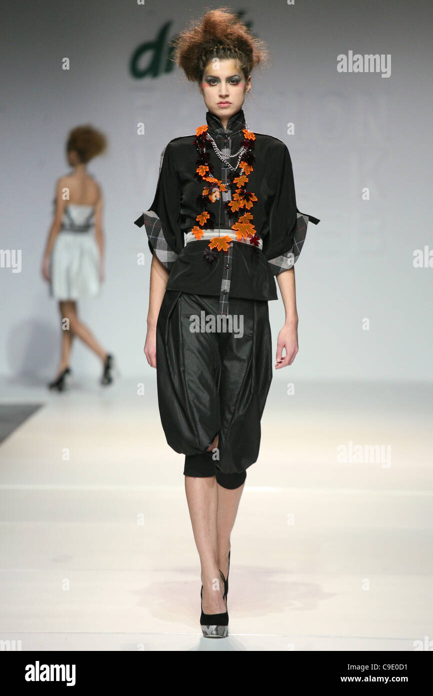 ZAGREB, Kroatien, 26.11.2011 Artiđana 2012 Frühjahr/Sommer Kollektion Modenschau an der Dreft Mode Woche Zagreb. Stockfoto