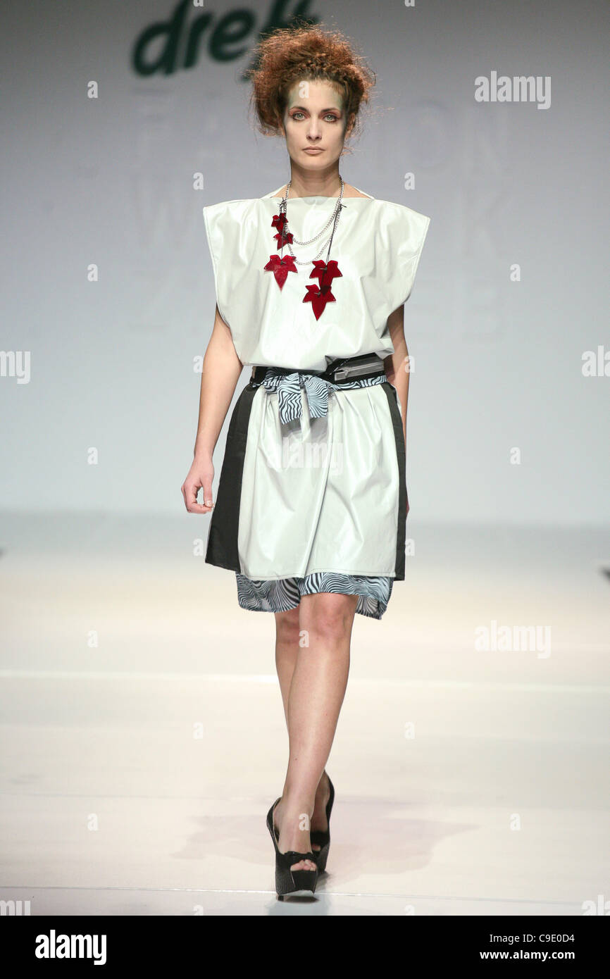 ZAGREB, Kroatien, 26.11.2011 Artiđana 2012 Frühjahr/Sommer Kollektion Modenschau an der Dreft Mode Woche Zagreb. Stockfoto