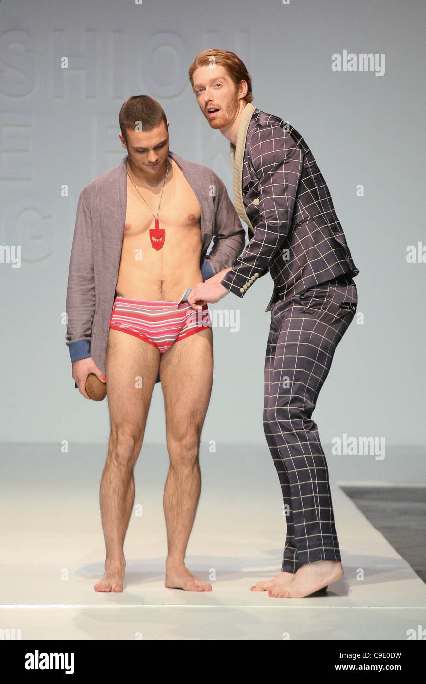 ZAGREB, Kroatien, 26.11.2011 Toni Rico 2012 Frühjahr/Sommer Kollektion Modenschau an der Dreft Mode Woche Zagreb. Stockfoto