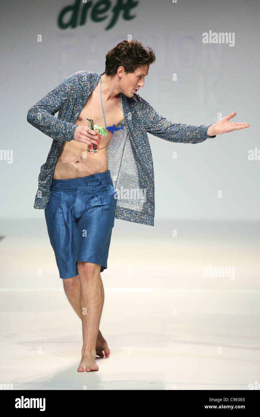 ZAGREB, Kroatien, 26.11.2011 Toni Rico 2012 Frühjahr/Sommer Kollektion Modenschau an der Dreft Mode Woche Zagreb. Stockfoto