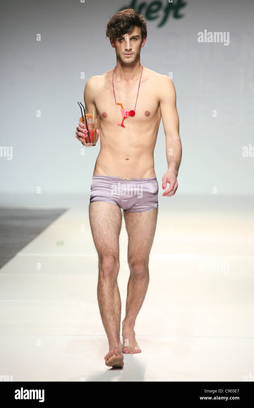 ZAGREB, Kroatien, 26.11.2011 Toni Rico 2012 Frühjahr/Sommer Kollektion Modenschau an der Dreft Mode Woche Zagreb. Stockfoto