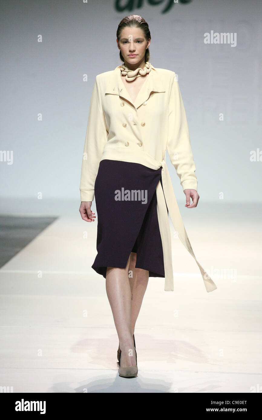 ZAGREB, Kroatien, 26.11.2011 Capara 2012 Frühjahr/Sommer Kollektion Modenschau an der Dreft Mode Woche Zagreb. Stockfoto