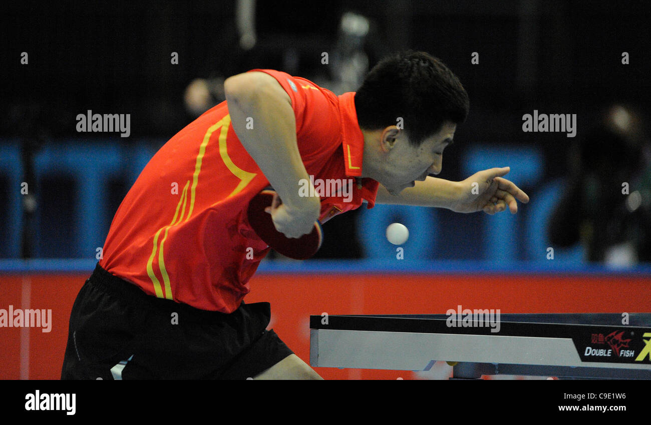Langes MA (CHN) der Welt #1, konkurriert gegen Hao WANG (CHN) der Welt #2, während die ITTF Tischtennis Tour Grand Finals, ExCel Centre, London, England 27. November 2011. Lange Ma fuhr fort, um das Turnier gegen Zhang Jike im Finale zu gewinnen. Stockfoto