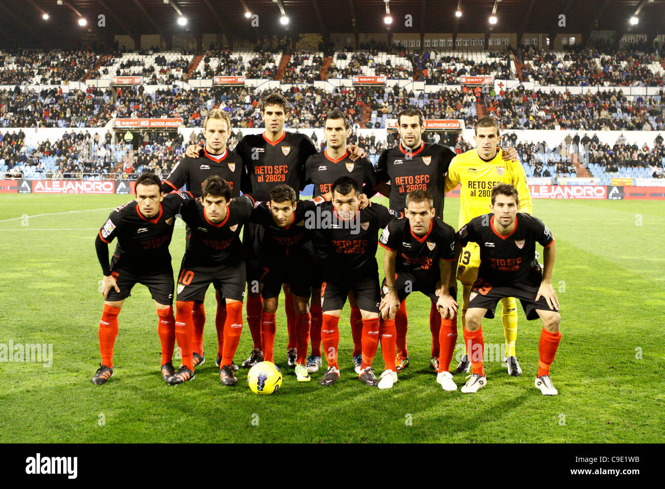 27.11.2011 spielte Saragossa Startlinie während der spanischen Liga Fußballspiel zwischen Real Saragossa und Sevilla im La Romareda Stadium. Stockfoto