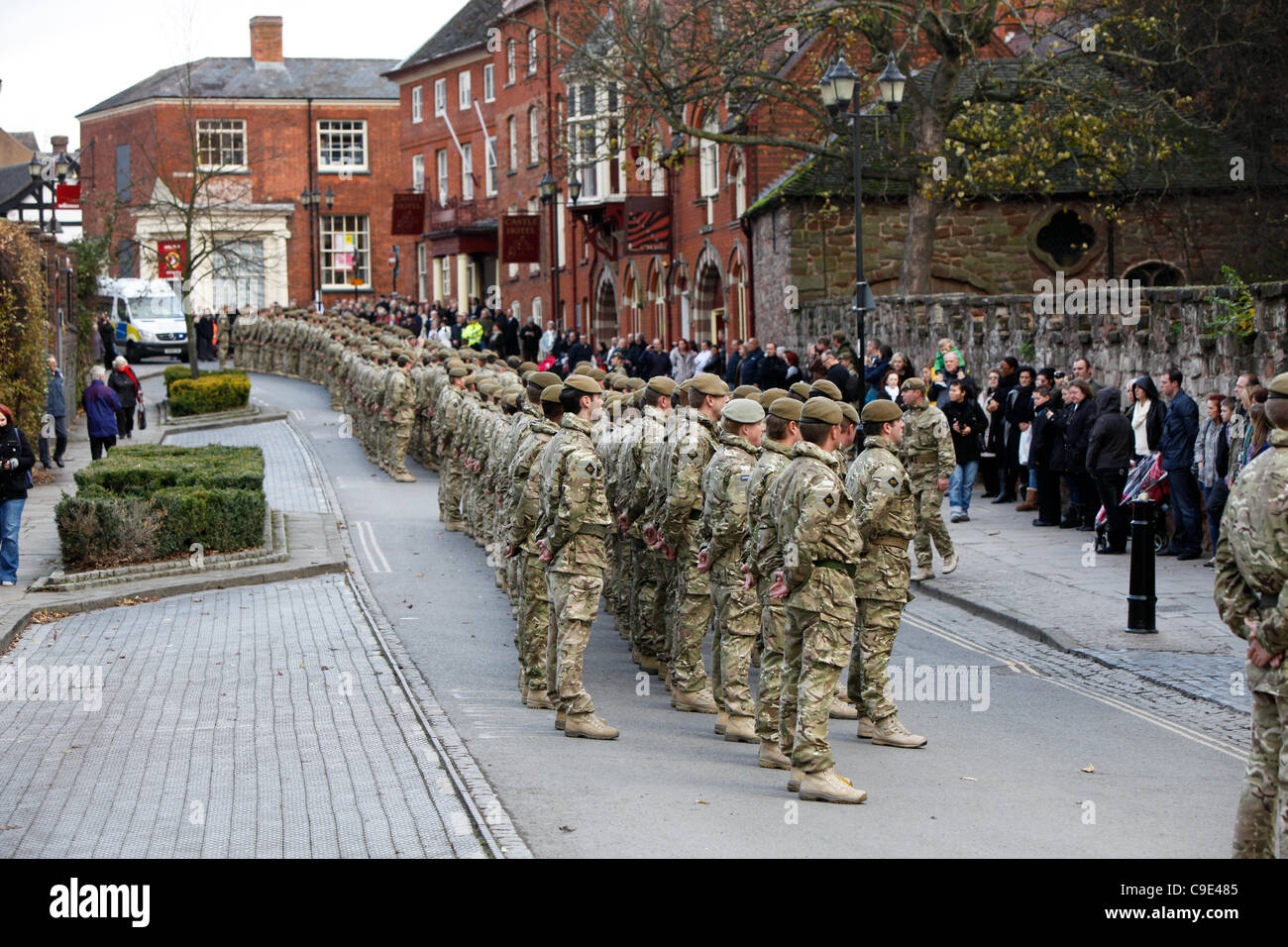 29.11.2011. Soldaten aus dem 3. Bataillon Mercian Regiment in Tamworth, nach ihrem Marsch durch die Stadt. Die Soldaten waren in der Stadt um ihre Rückkehr von einem Einsatz in Afghanistan zu feiern. Stockfoto