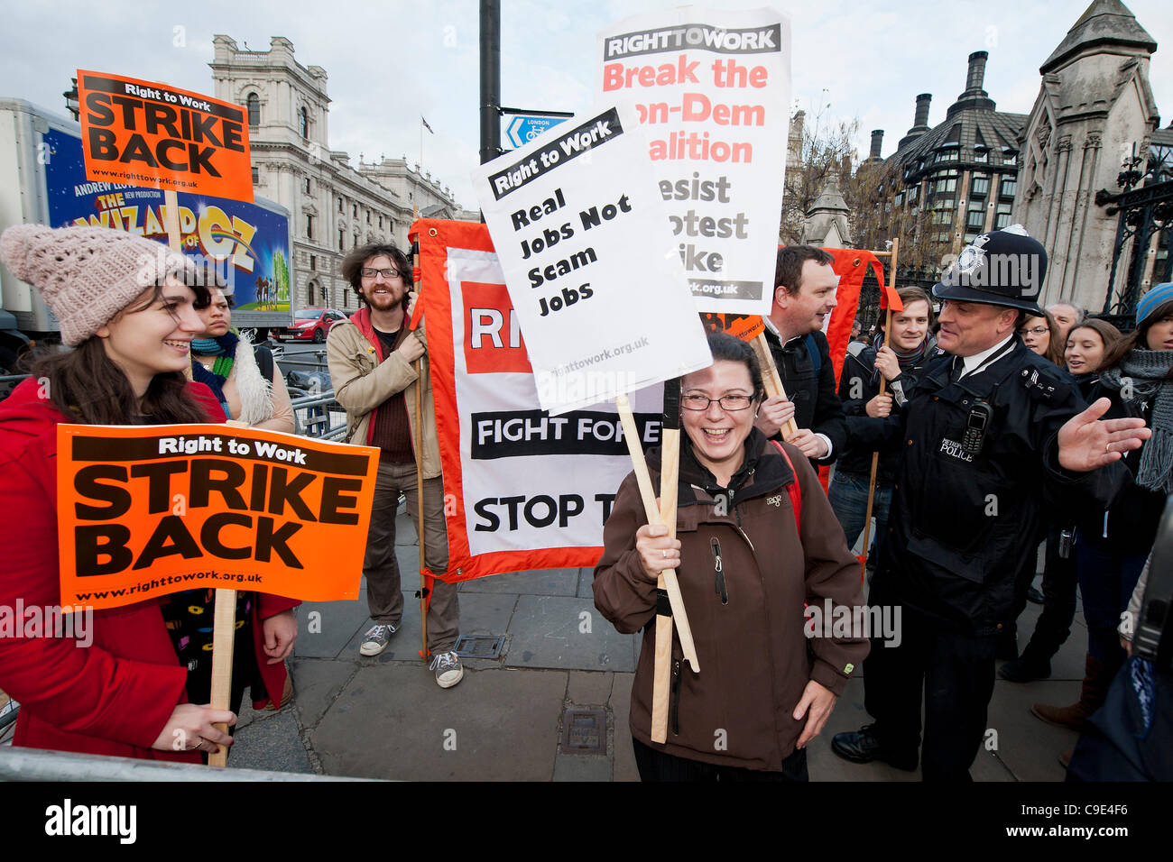 George Osborne ist seine Pre-budget Statement wie UK Feminista einen Protest inszeniert zu zeigen wie Kürzungen "Schreddern" Frauenrechte Stockfoto